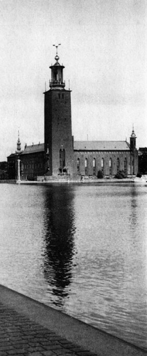 Стокгольм. Здание ратуши. Архит. Р. Эстберг, 1911 - 1923. Вид с оз. Меларен, фрагмент фасада. Синий зал