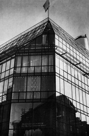 Стокгольм. Здание универмага ПУБ. Архитекторы Э. и Т. Алсен, 1955 - 1959. Общий вид
