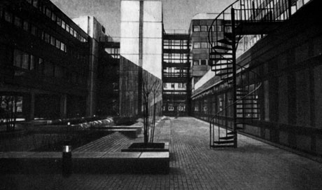 Стокгольм. Комплекс конторских зданий 'Гарнизонен'. Архитектурное бюро 'А-4 Архитектенконтор АБ', 1972. Дворик