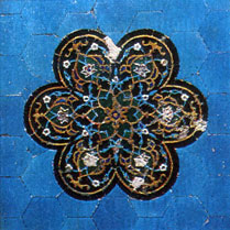 Мозаичный медальон на панели из шестигранных плит. Первая половина XV в.