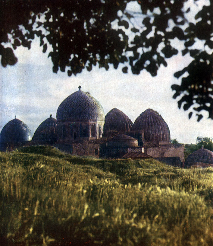 Мавзолей Туглу-Текин (или Эмира Хусейна). 1376 г. (справа)