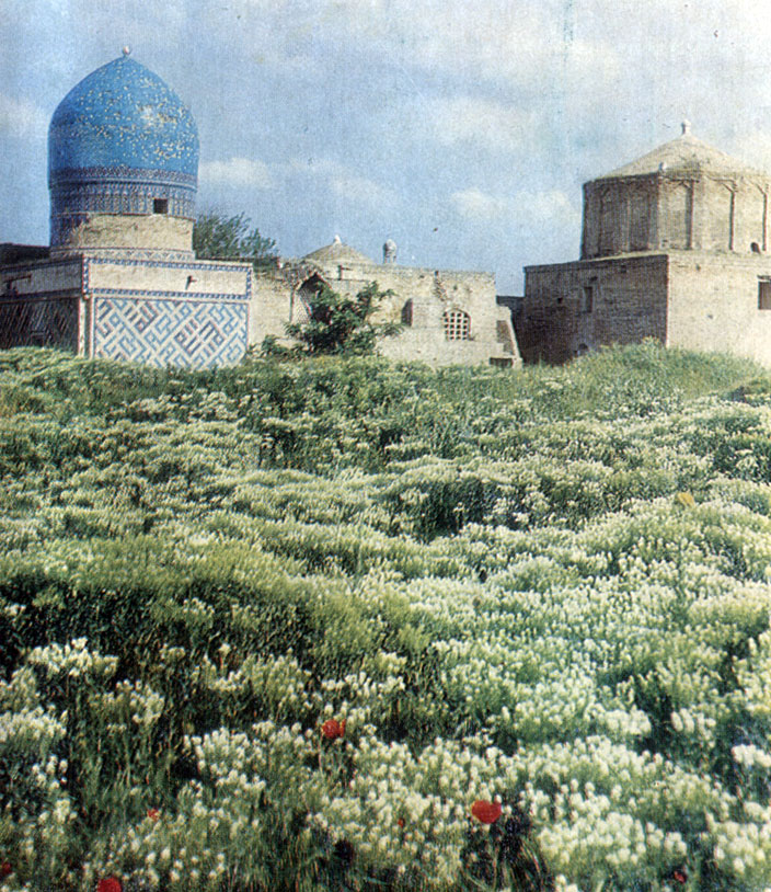 'Верхняя группа' памятников. Слева мавзолей и мечеть Туман-ака. 1405 г.