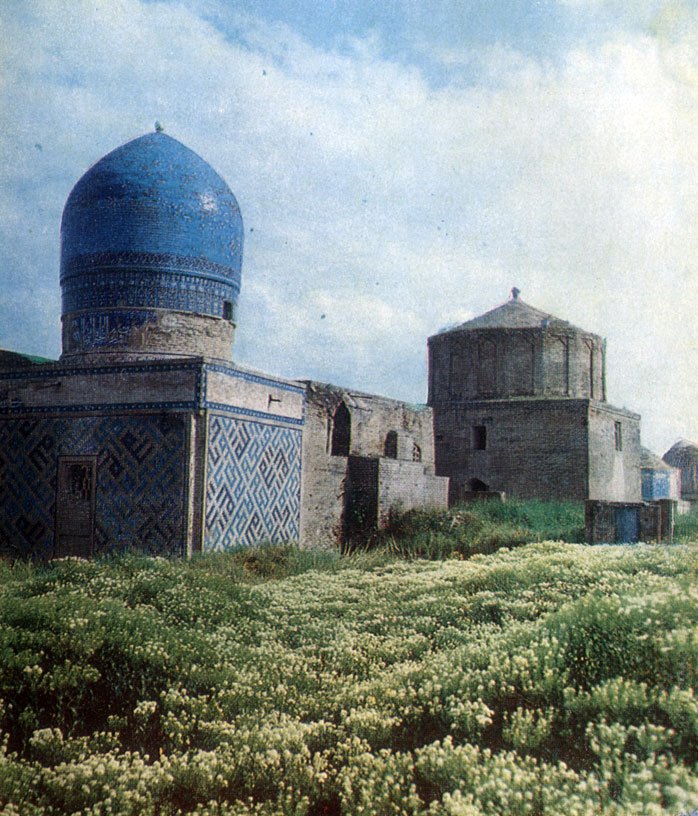 Слева - мавзолей Туман-ака, справа - мавзолей Эмира Бурундука. 90-е годы. XIV в.