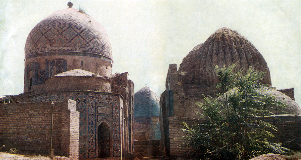 Коридор ансамбля у крепостной стены Афрасиаба. Слева - 'Восьмигранник', справа - мавзолей Шади-Мульк-ака. 1372 г.