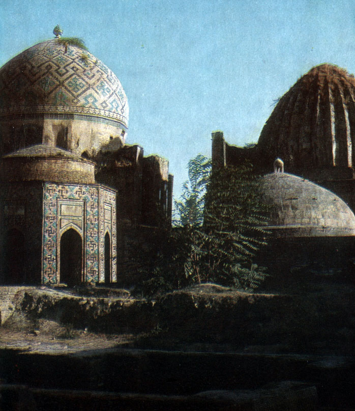 Слева - 'Восьмигранник' и мавзолей Ширинбек-ака