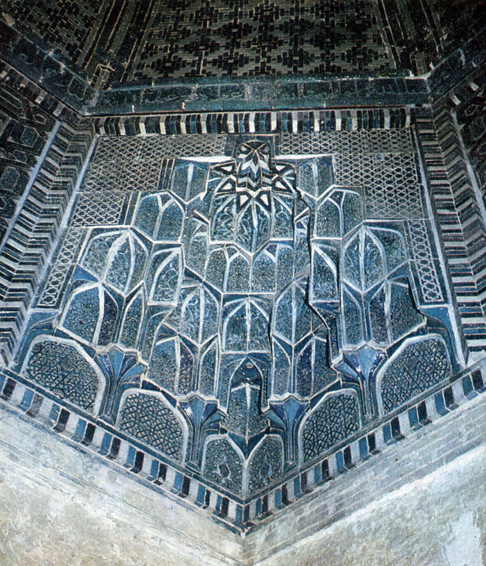 Угловая подкупольная ниша, заполненная декоративными керамическими сталактитами. Зиаратхана комплекса Кусама ибн Аббаса