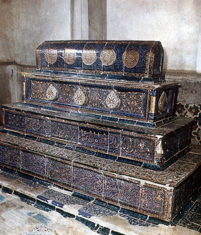 Керамическое майоликовое надгробие 80-х годов XIV в. из гурханы Кусама ибн Аббаса. На торце дата смерти Кусама - 57 г. х. - 676 - 677 г. н. э