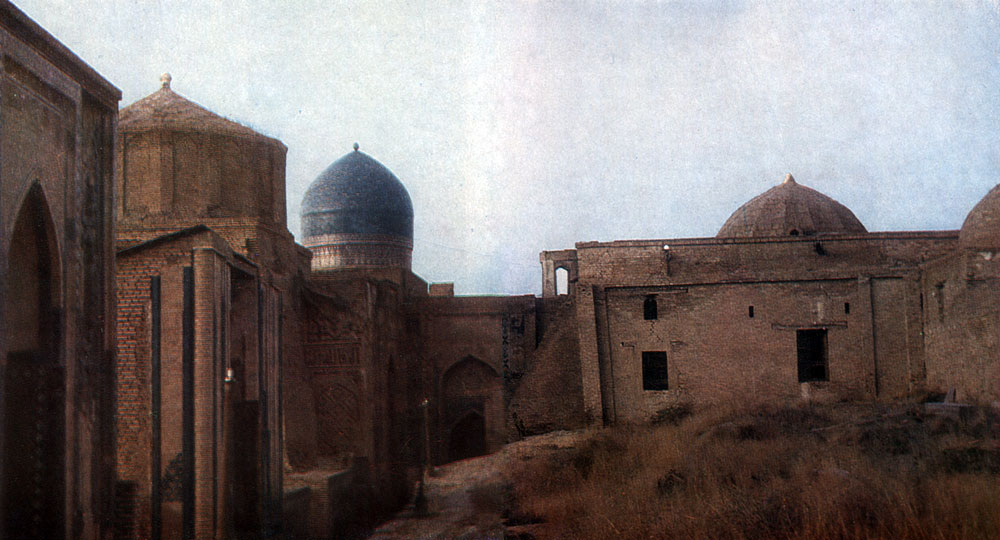 Верхняя группа памятников. Справа - комплекс Кусама ибн Аббаса. XI - XIX вв.