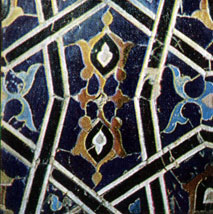 Фрагмент облицовки начала XV в. Наборная кашинная мозаика