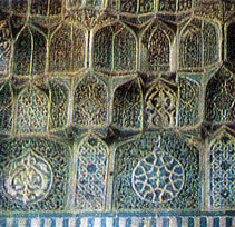 Декоративные керамические сталактиты из портальной ниши мавзолея 1361 г. Техника резной поливной терракоты