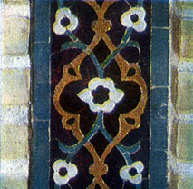 Мозаичный бордюр выполненный набором резных кашинных изразцов. Начало XV в.