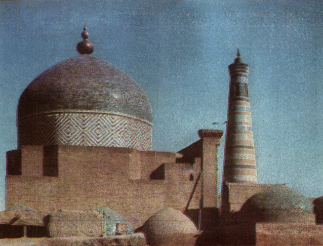 Мавзолей Пахлаван-Махмуда. Вид с запада