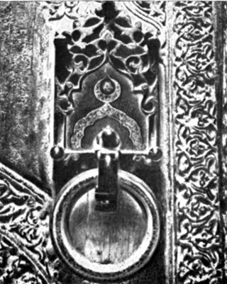 Мавзолей Пахлаван-Махмуда. Медная халка с гравированными надписями на двери