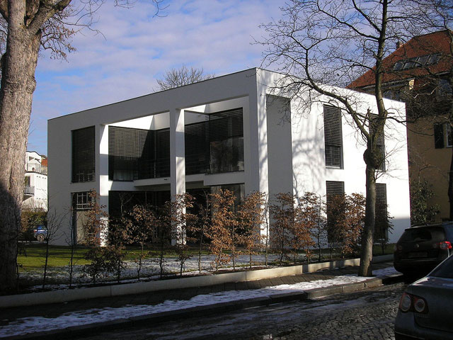     ,  - https://upload.wikimedia.org/wikipedia/commons/thumb/d/d4/Reichartstra?e_Erfurt.JPG/1280px-Reichartstra?e_Erfurt.JPG